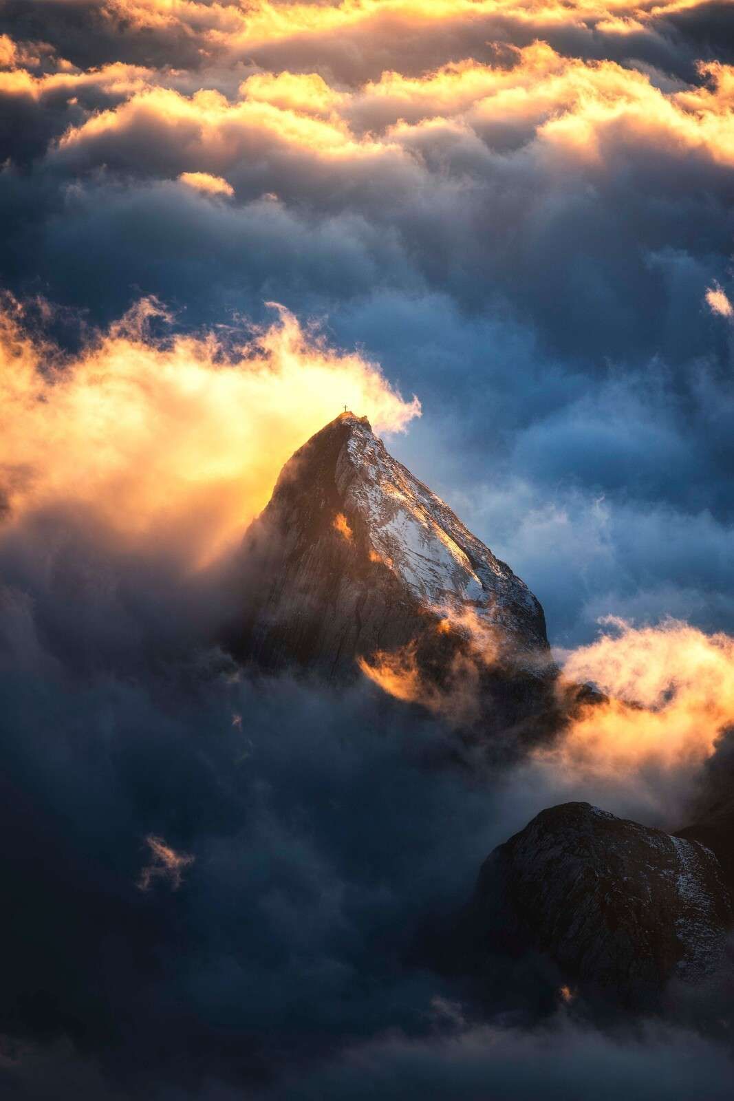 Bergkruis in vurige nevel