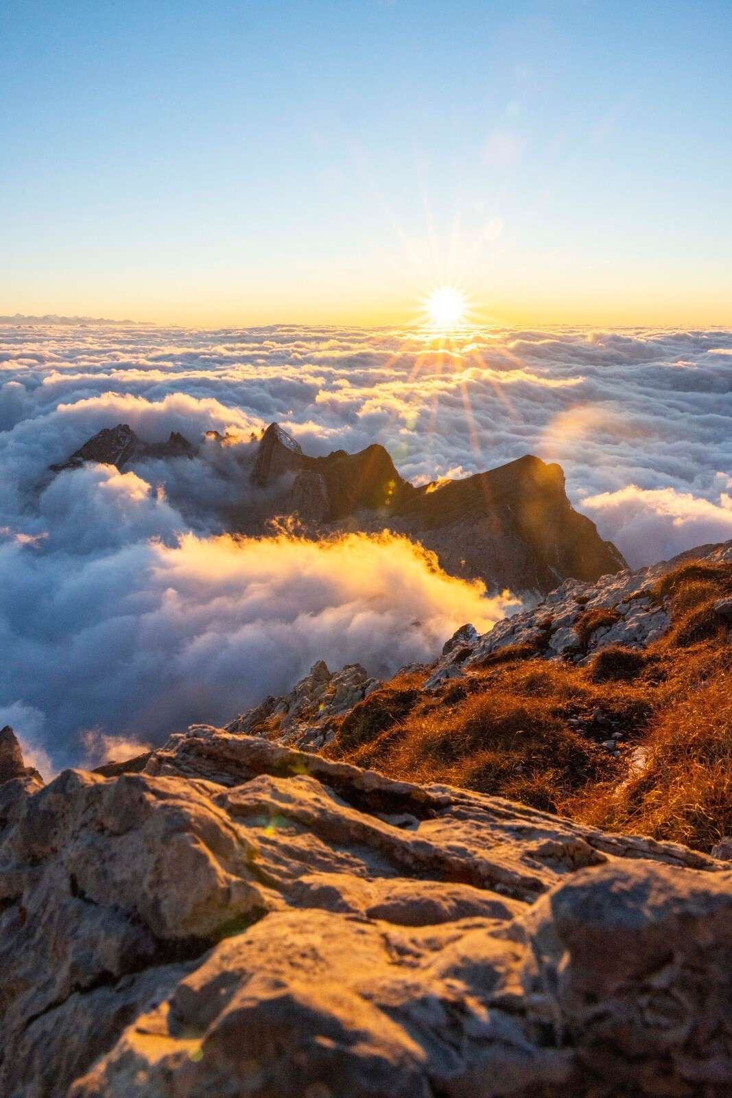 Zonlicht boven wolkenzee