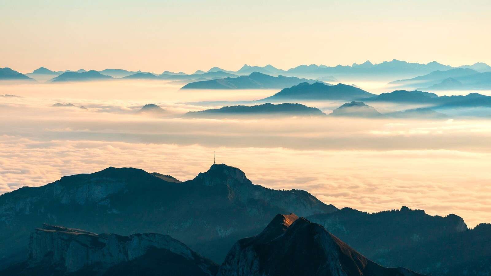 Blauwe berglagen in ochtendmist