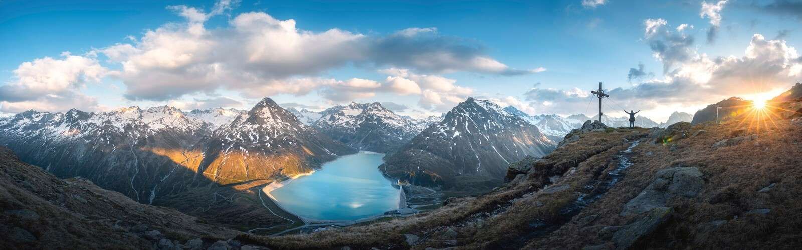 Uitzicht over alpenmeer bij zonsondergang