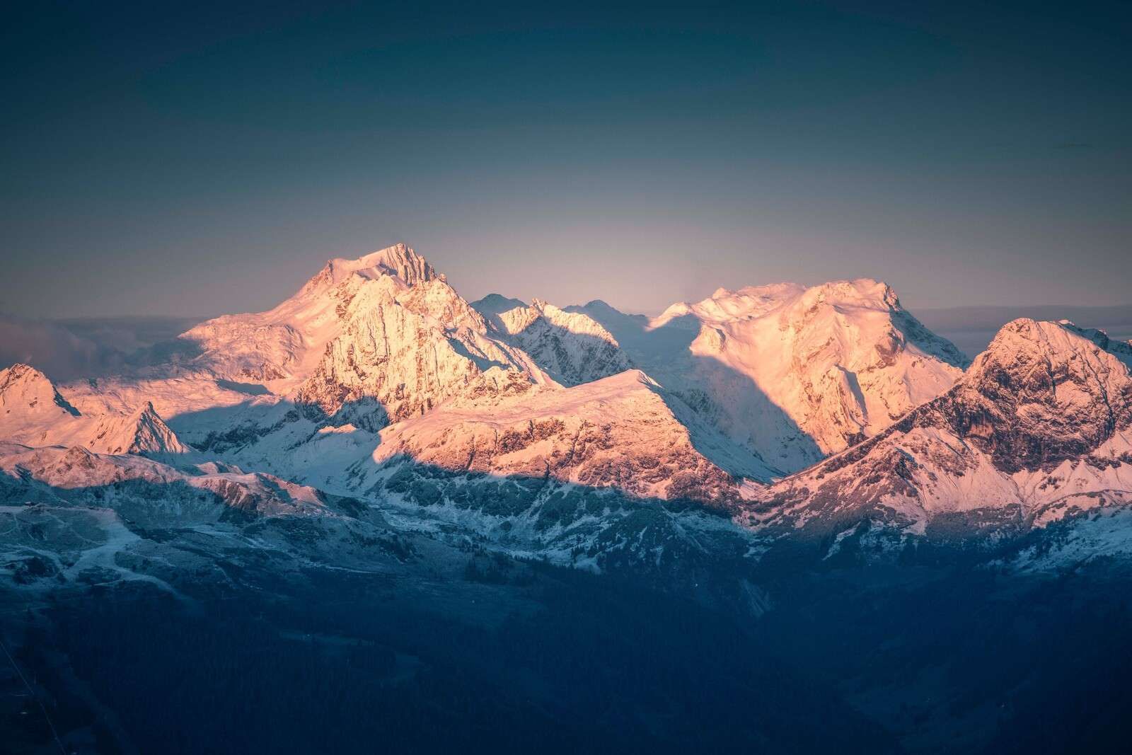 Ochtendlicht op besneeuwde bergtoppen