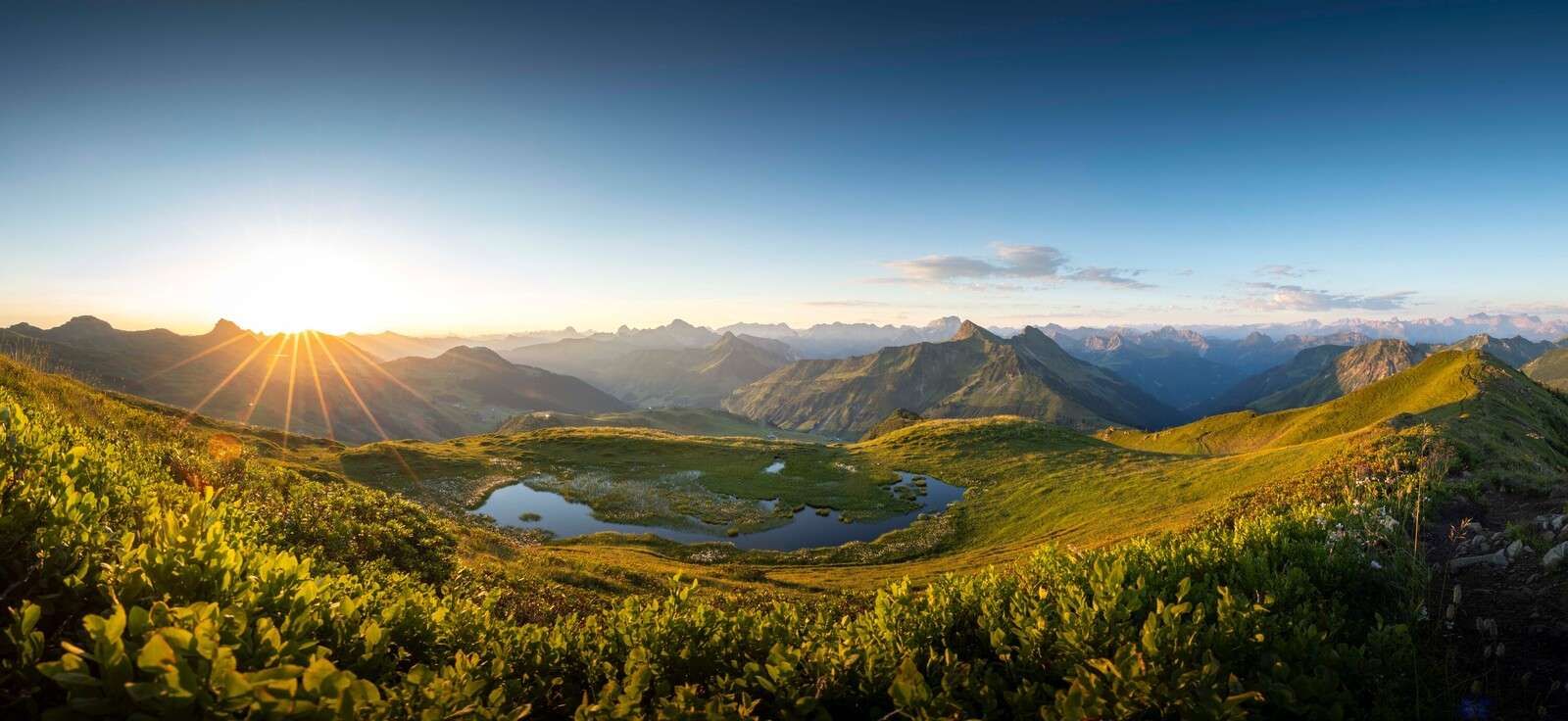 Zonlicht over bergvallei