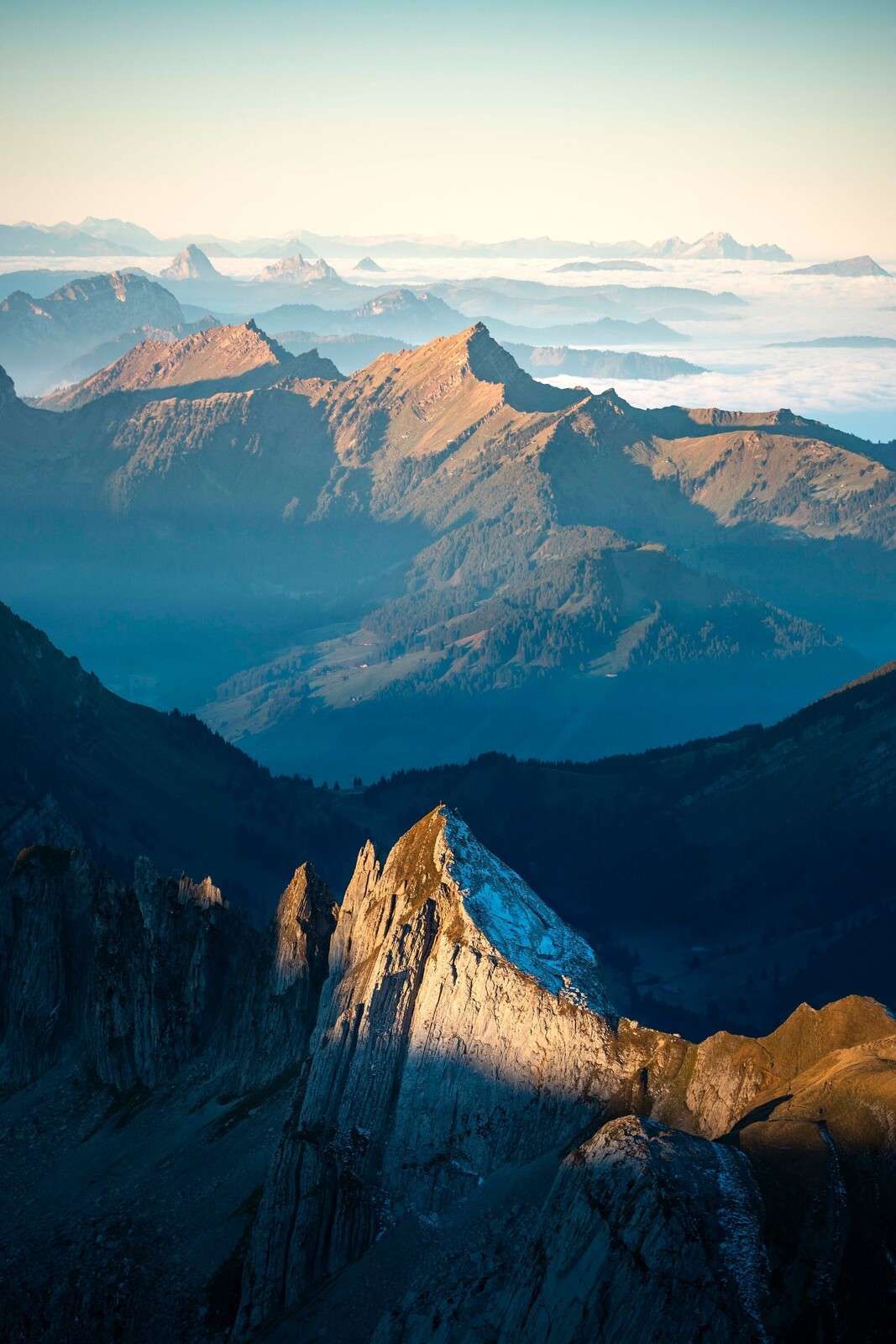 Ochtendlicht op rotsberg