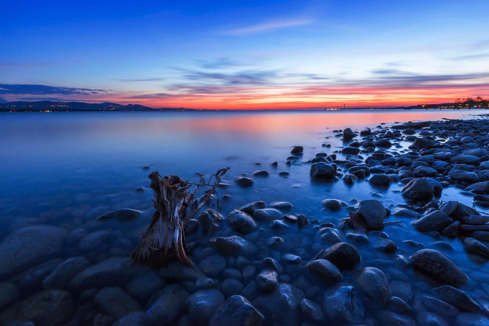 Rotsige oever bij avondlicht