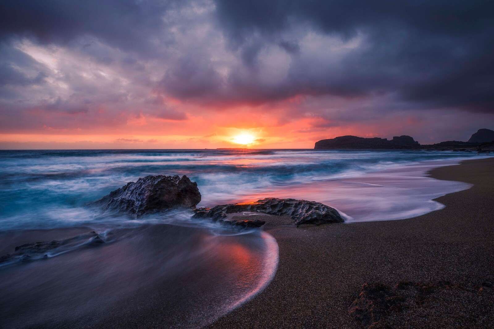 Rotsachtige kust bij zonsondergang