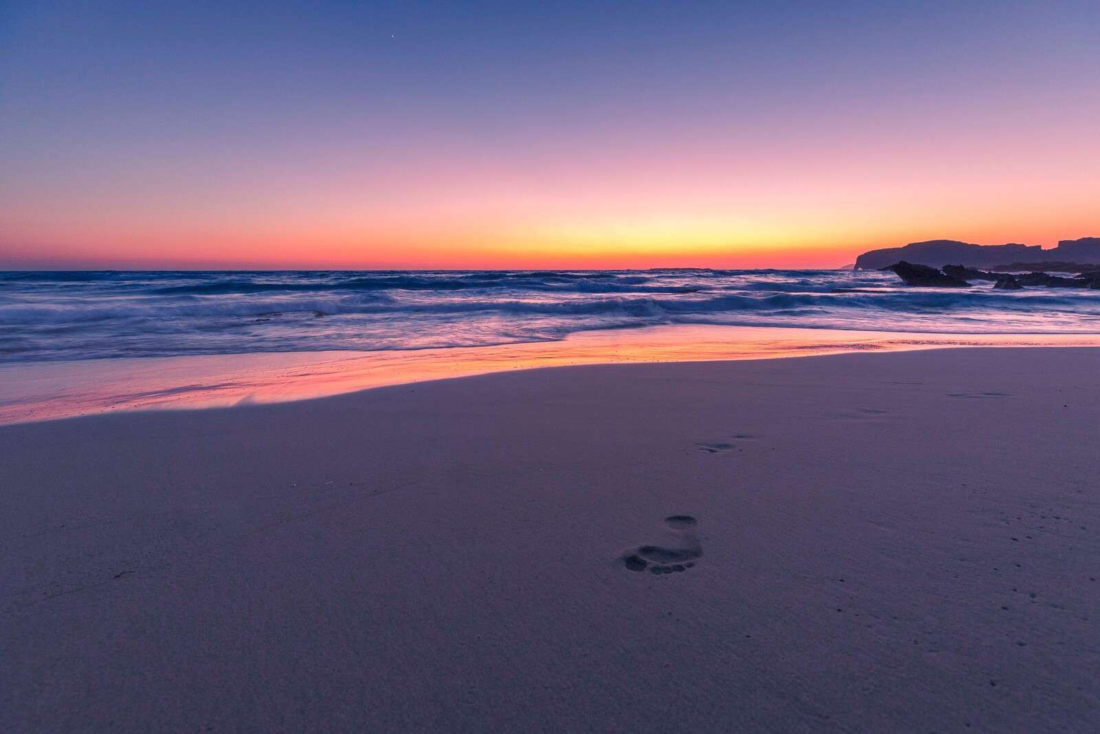 Voetstappen in zachte avondlicht