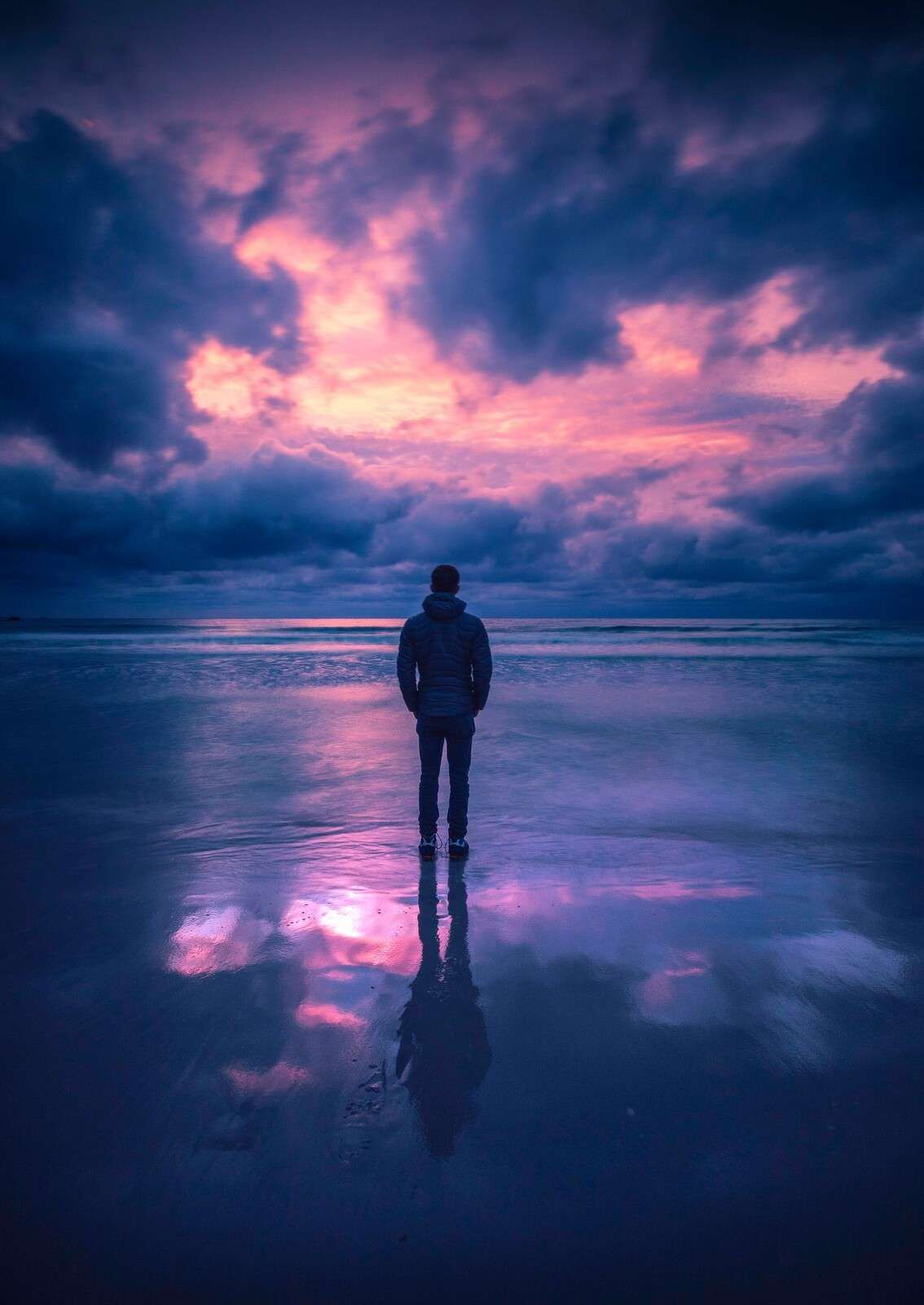 Paarse schemering aan stille kust