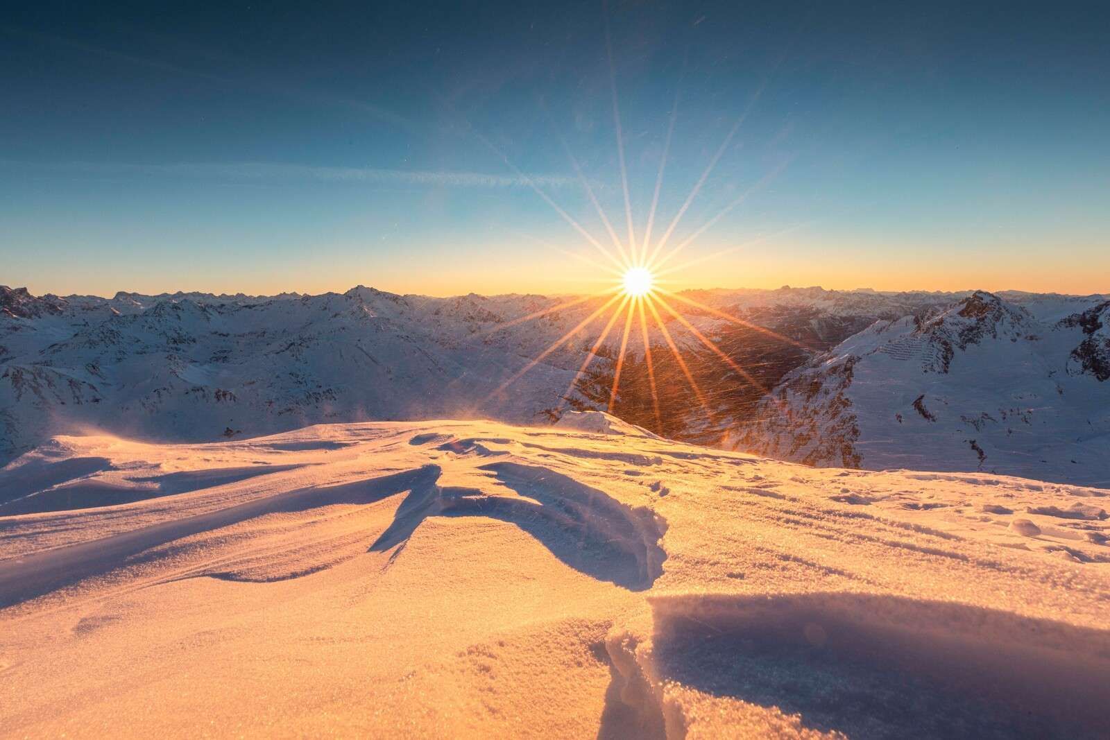 Zonnestralen over sneeuwvlaktes