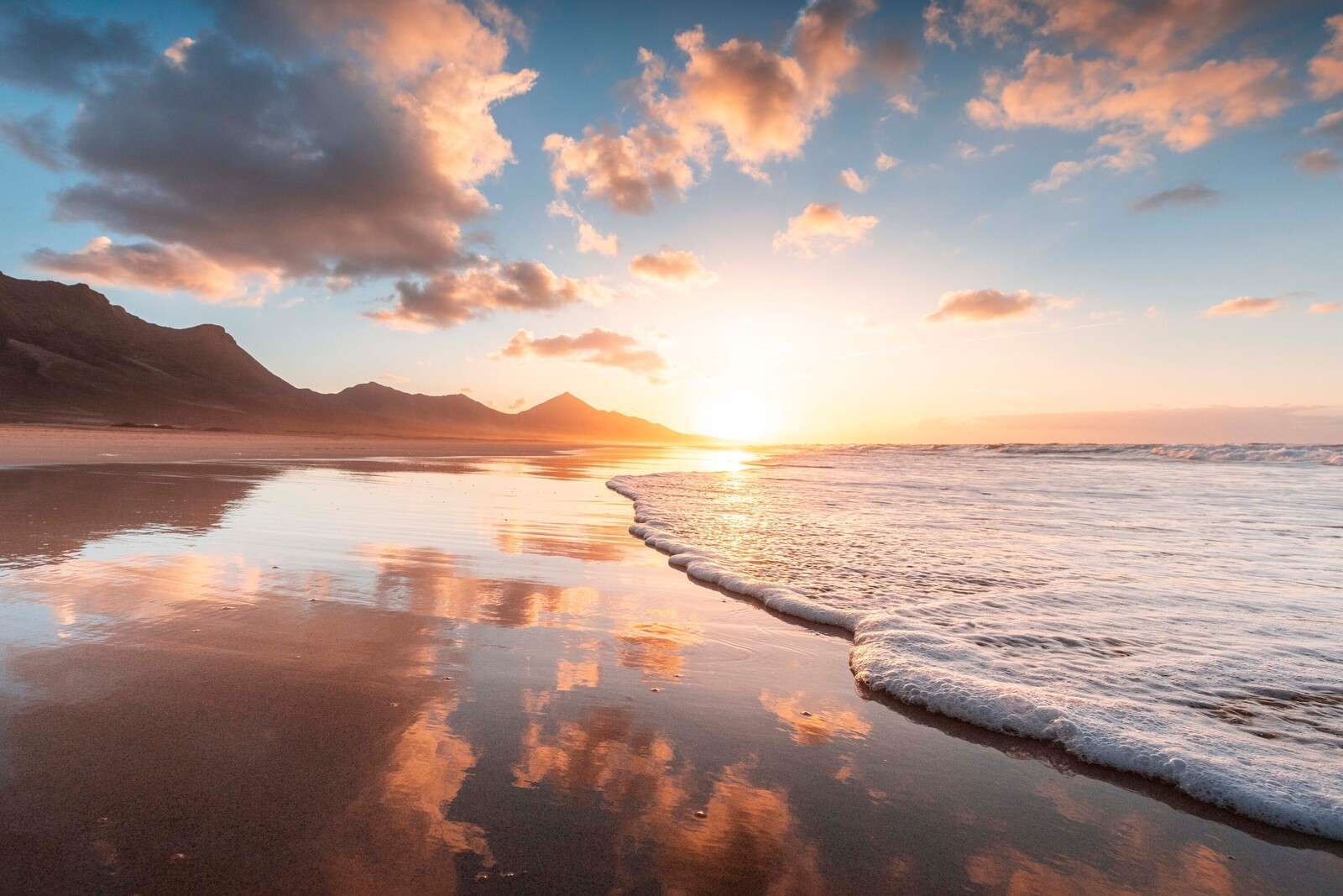 Gouden zonsondergang aan stille kust