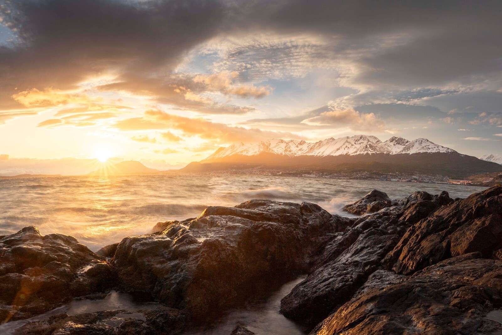 Gouden Zonsondergang Aan Bergkust