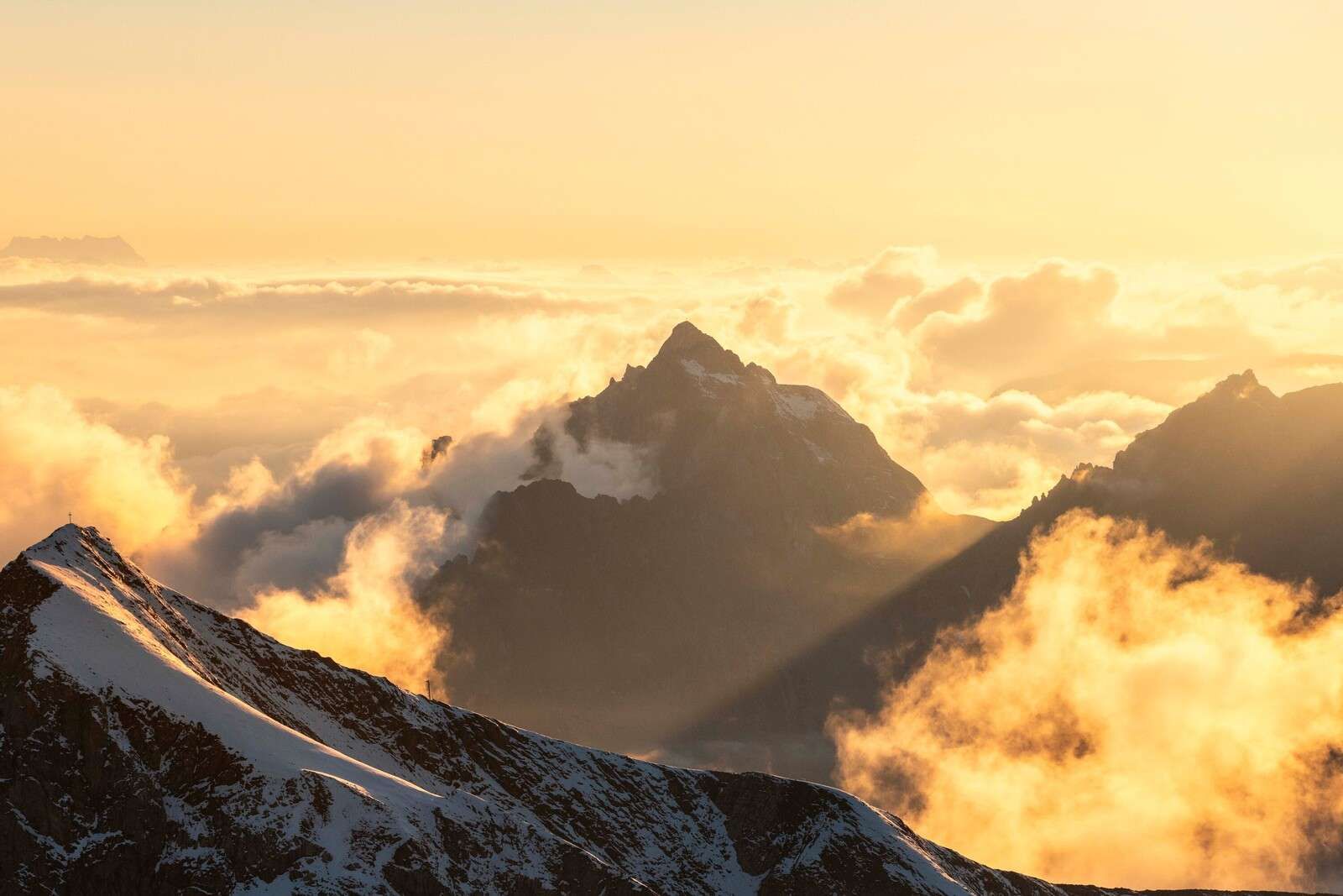 Zonsopkomst Boven Bergwolken