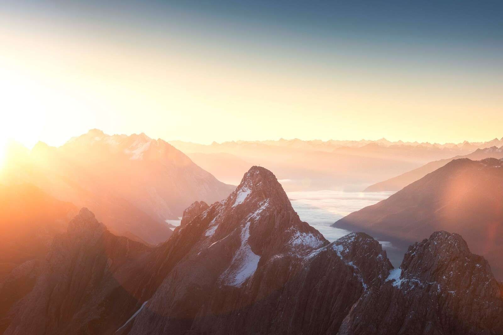 Zonsopkomst Boven Bergsilhouetten