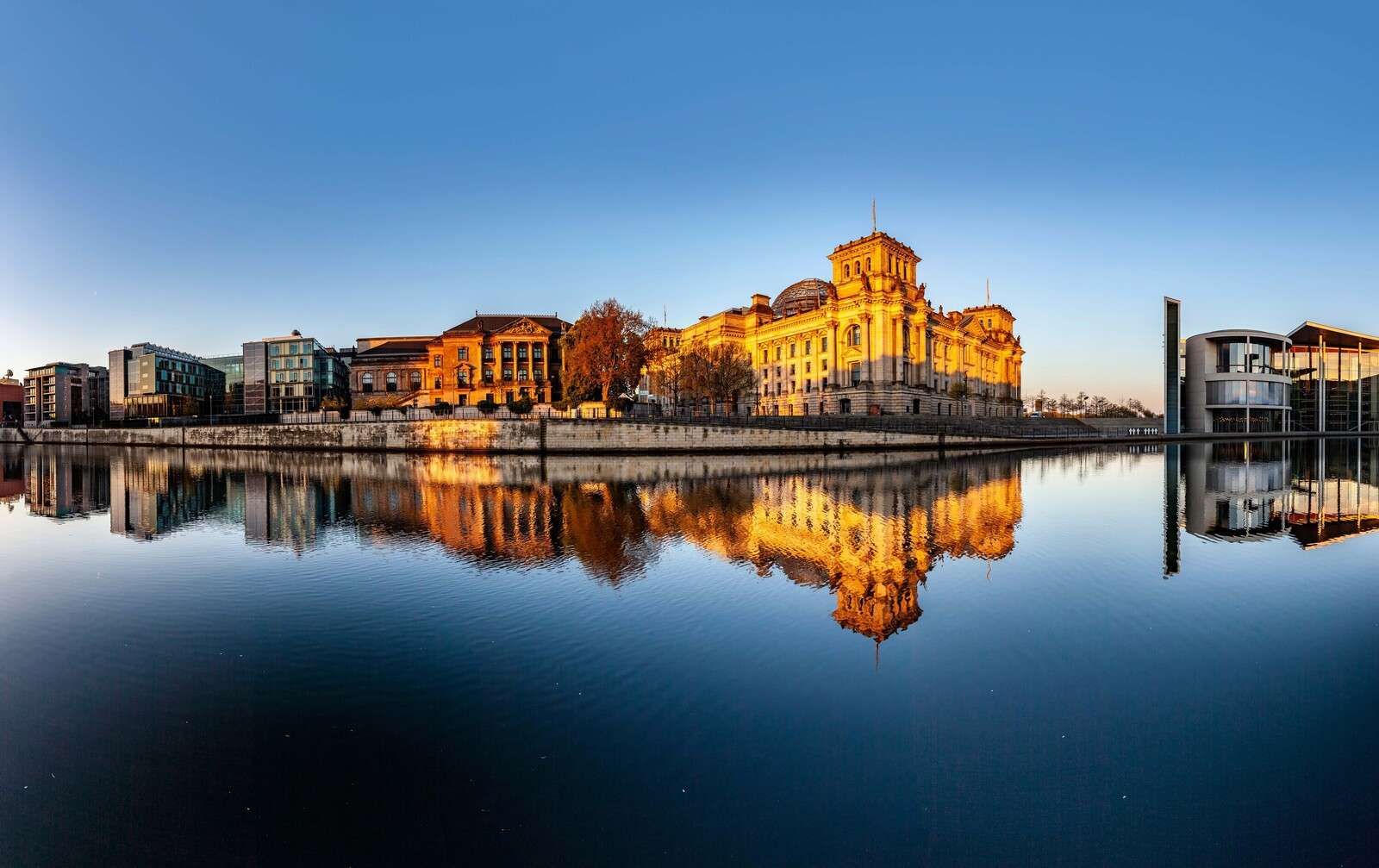 Ochtendgloed Op Rijksdagberlijn