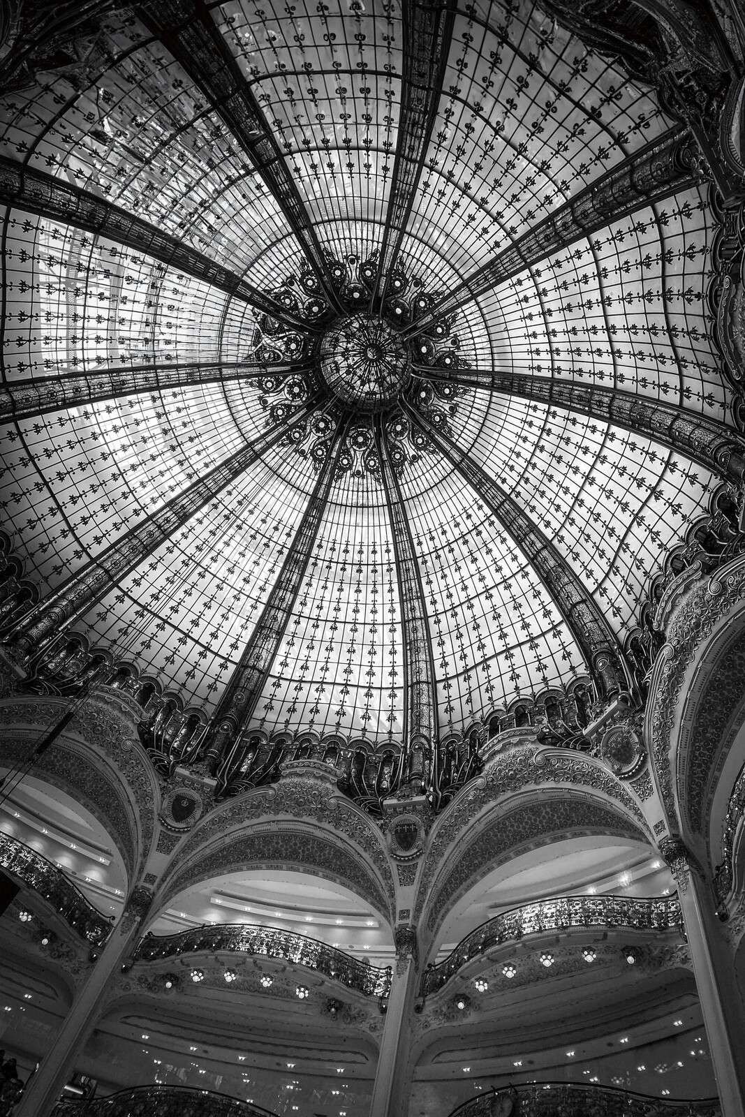 Ornamentale koepel in zwart wit