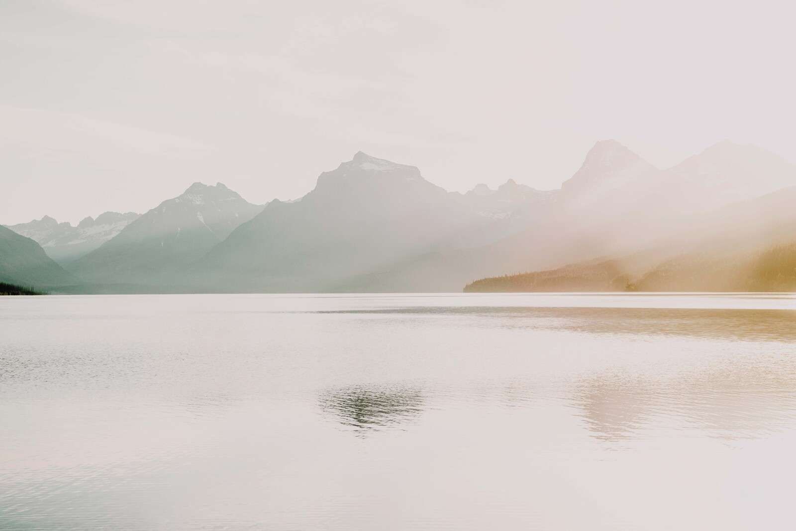 Mistige bergen boven stil meer