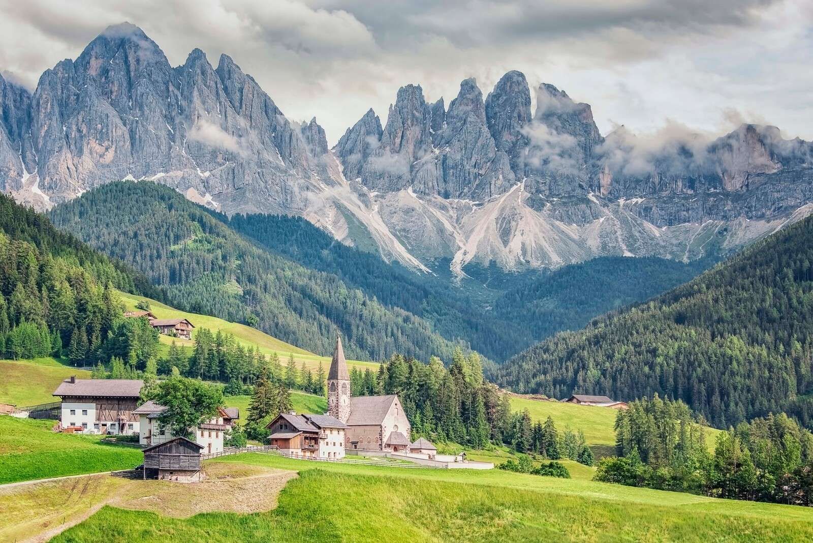 Alpendorp in groene vallei