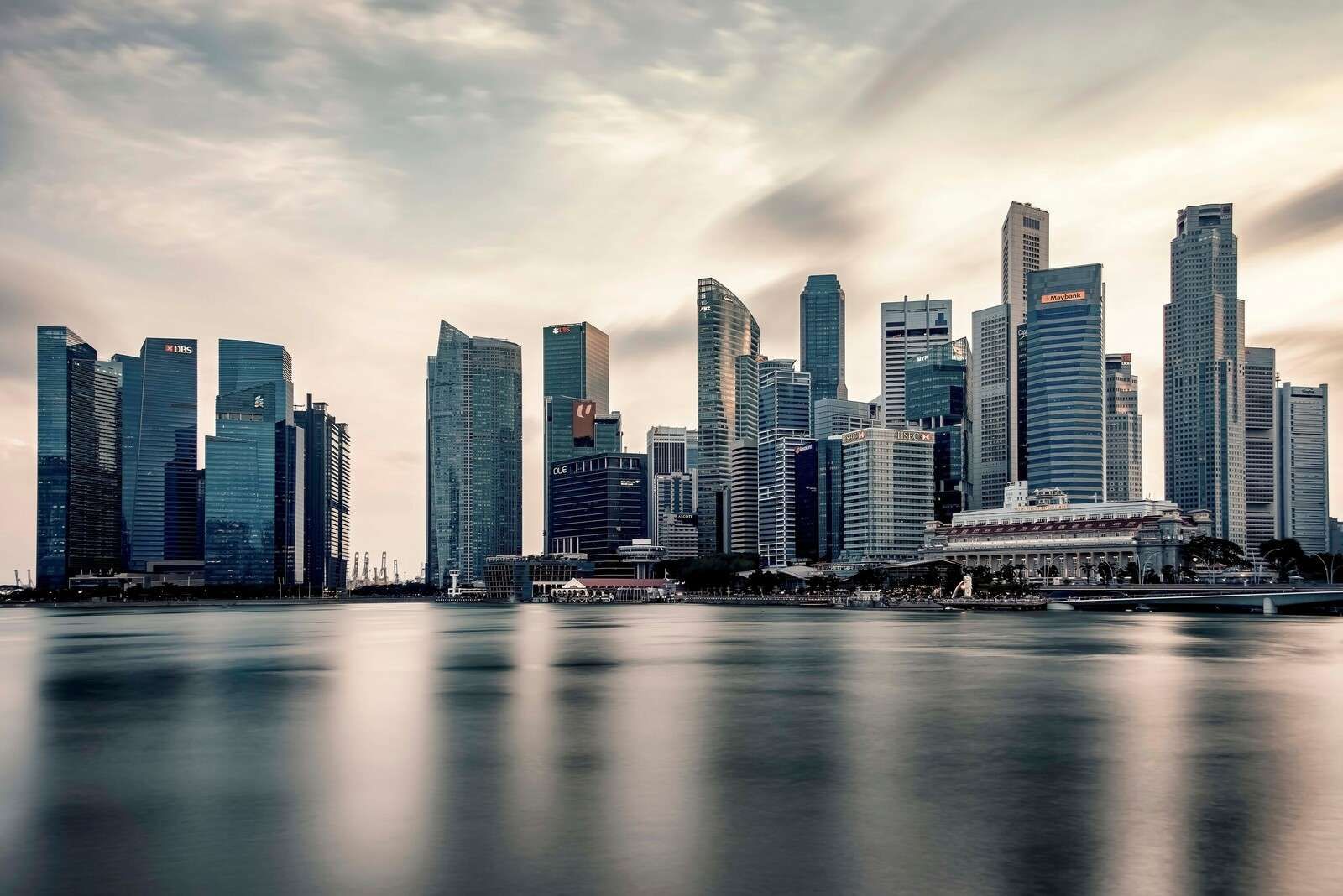 Stadsreflectie bij stille skyline