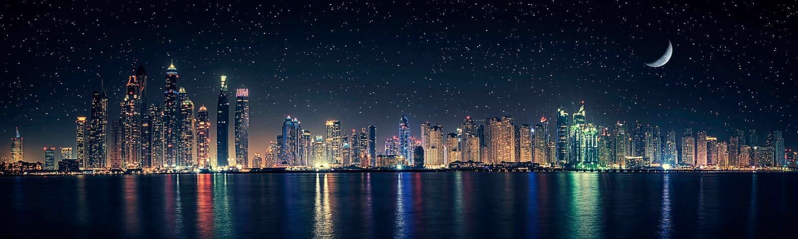 Maanlicht over glinsterende skyline