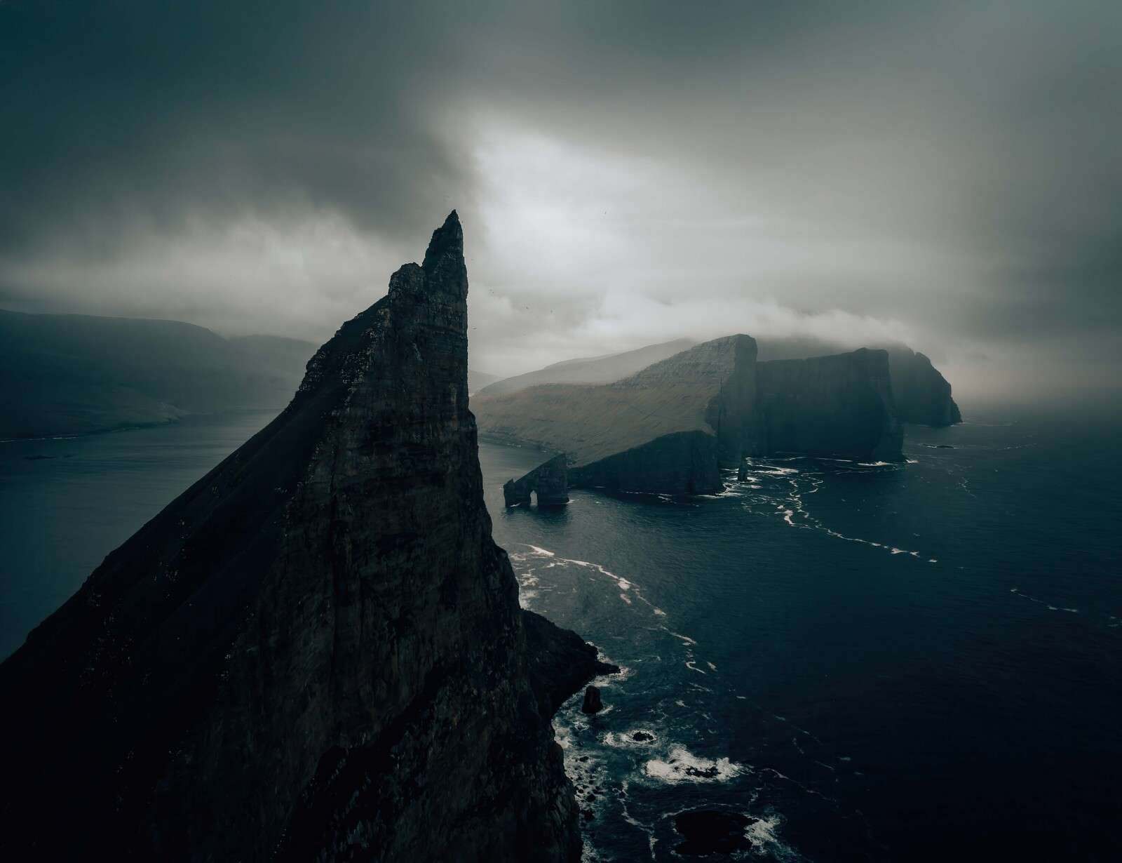 Rotsige kust in nevellicht