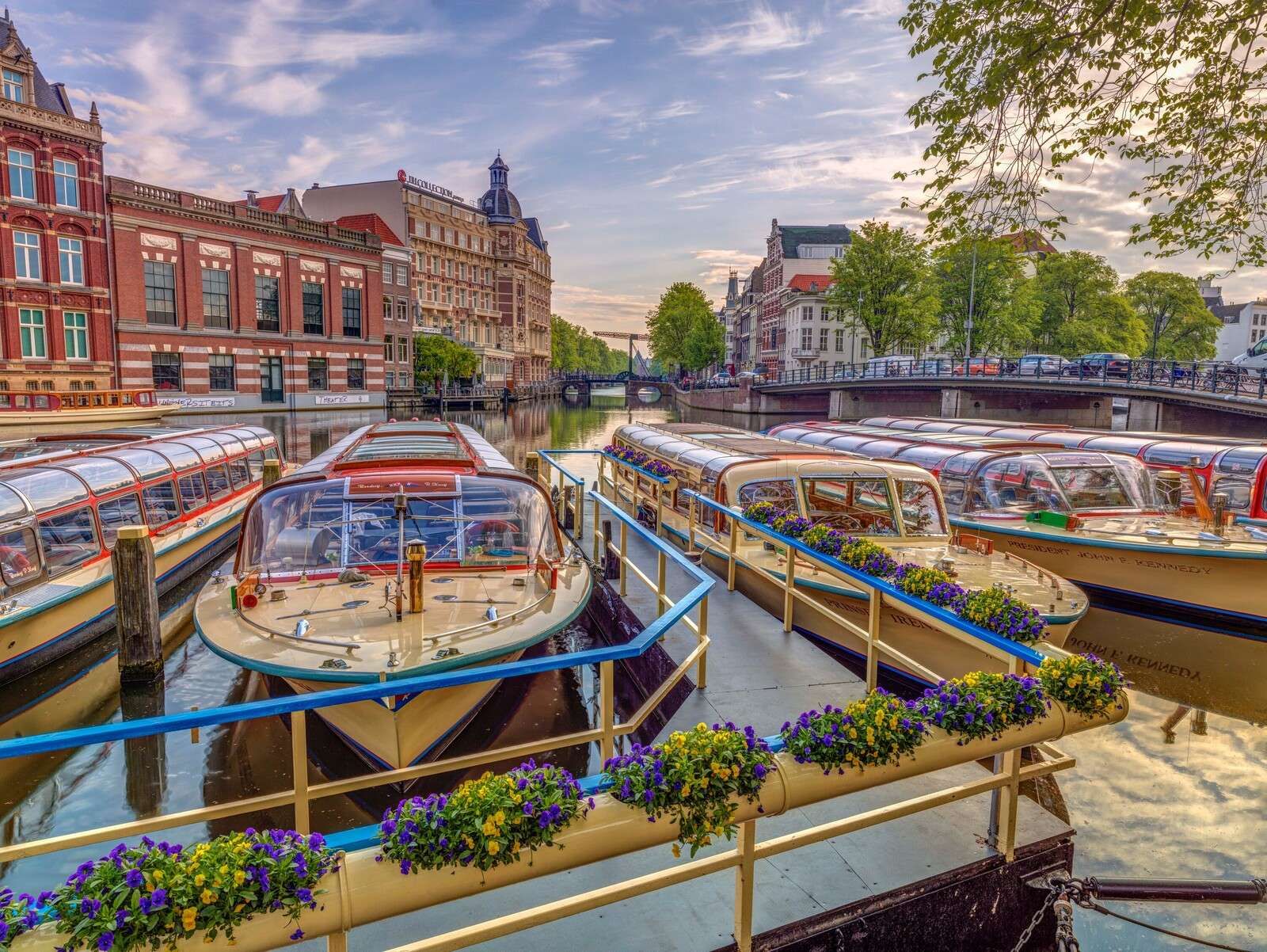 Rondvaartboten langs stadsgracht