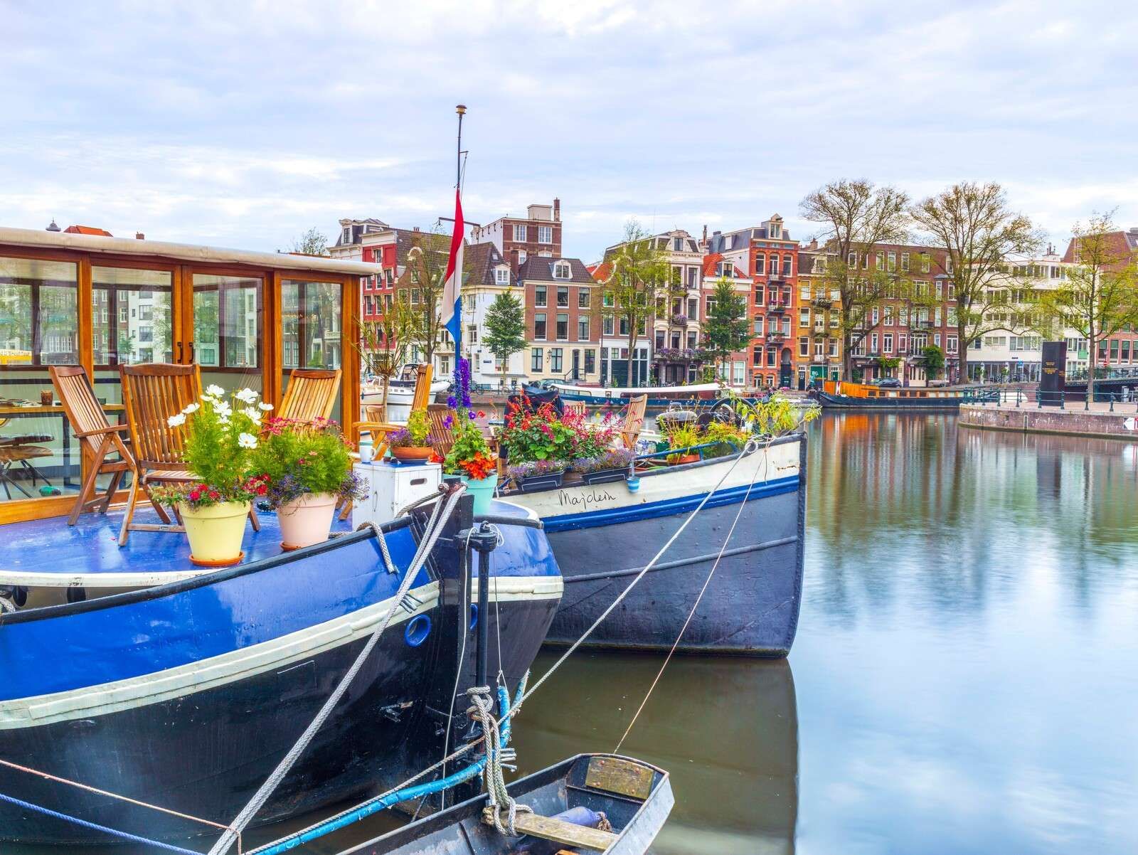 Woonboten aan rustige stadsgracht
