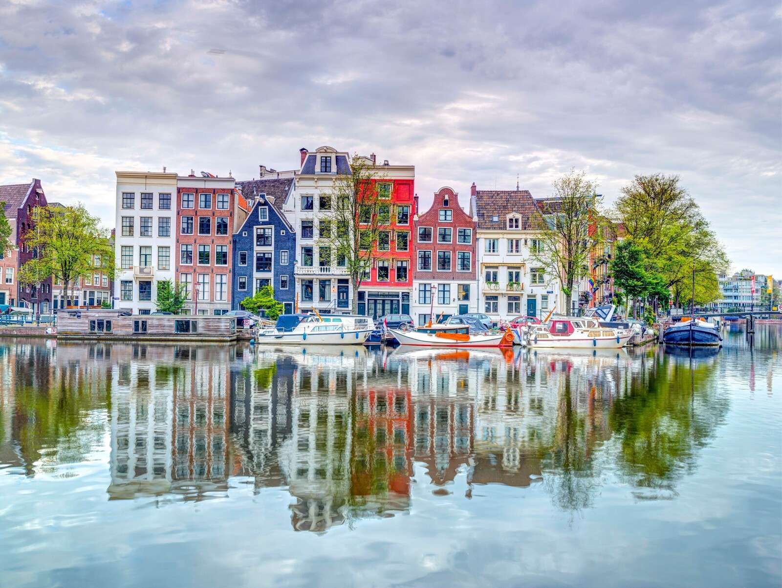 Kleurrijke grachtenpanden aan water