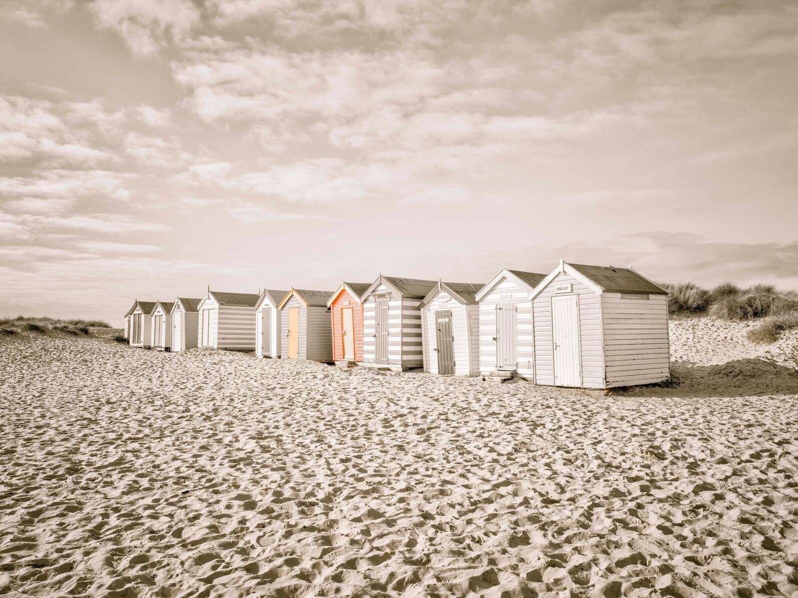 Strandhuisjes op rustig duinstrand