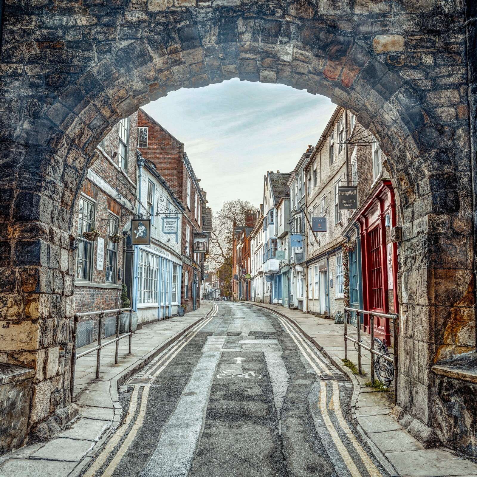Historische straat onder stenen poort