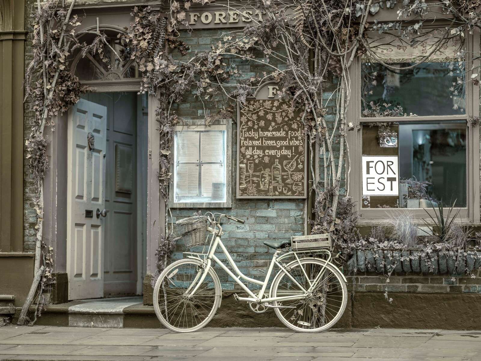 Vintage stadsfiets bij gevelwinkel
