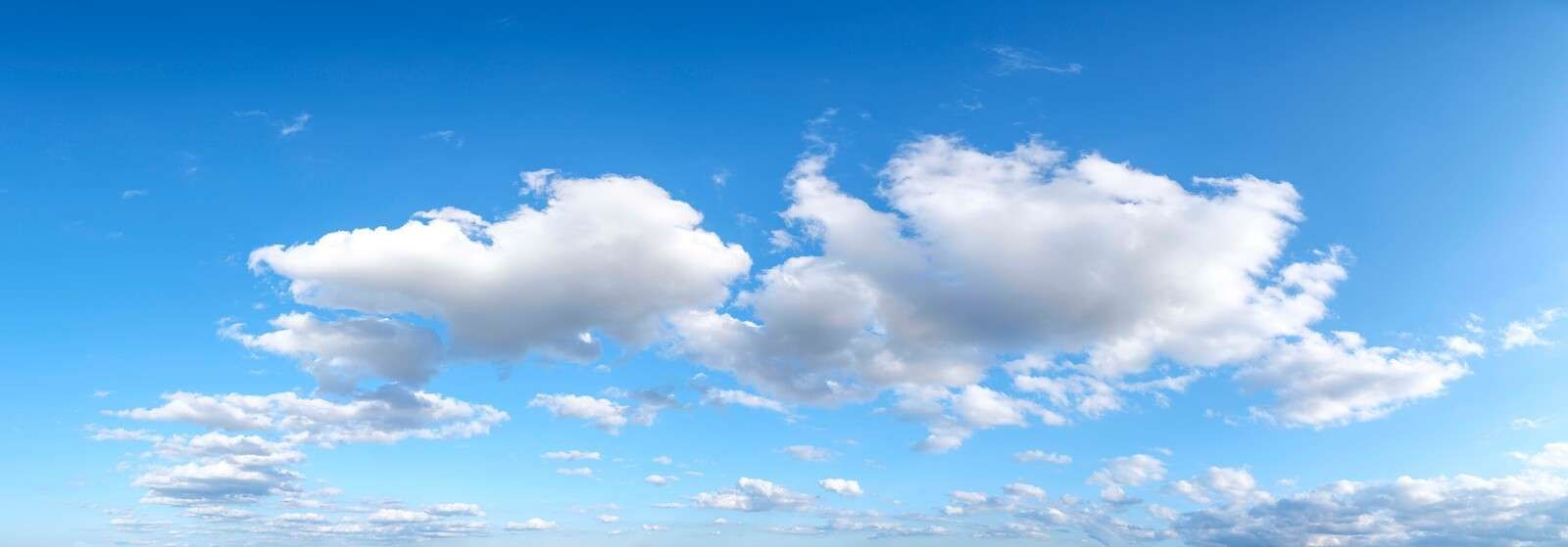 Witte wolken in blauwe lucht