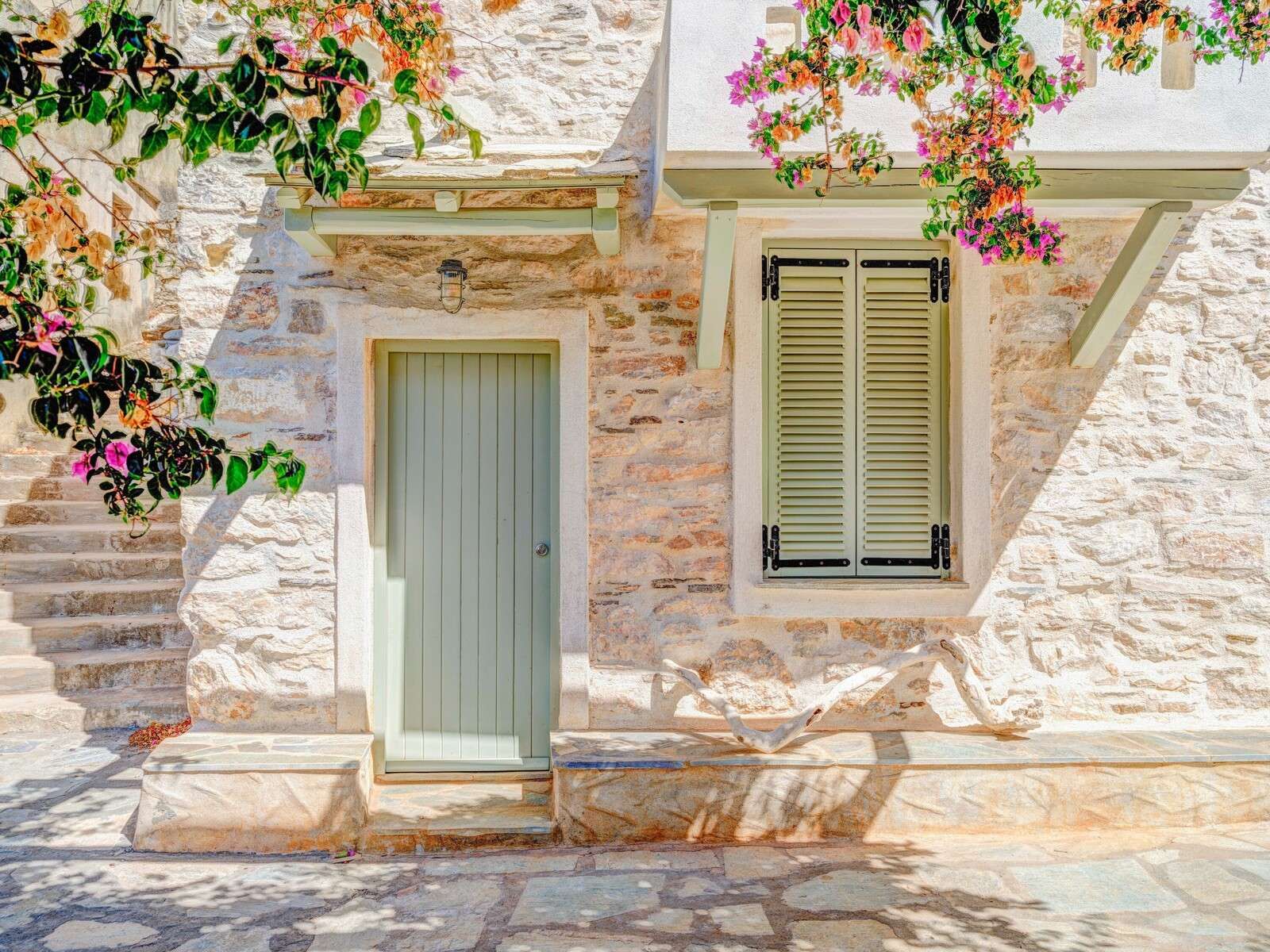 Mediterrane stenen gevel met bougainville