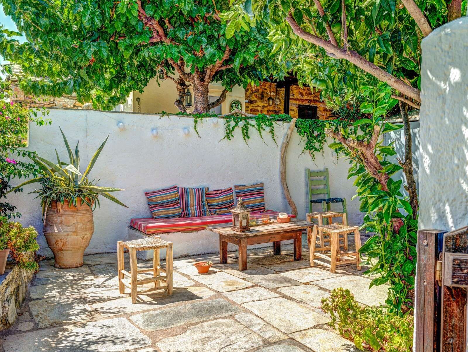 Mediterrane patio met kleurrijke kussens
