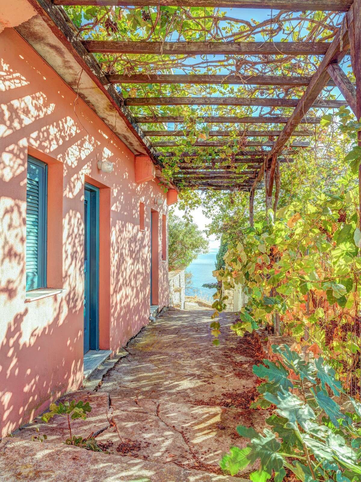 Mediterrane pergola met zeezicht