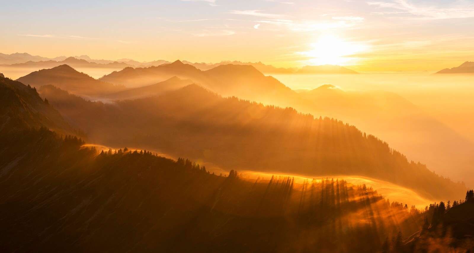 Zonnestralen over berglandschap