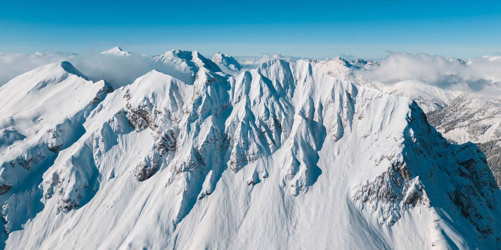 IJzige bergtoppen in winterlicht