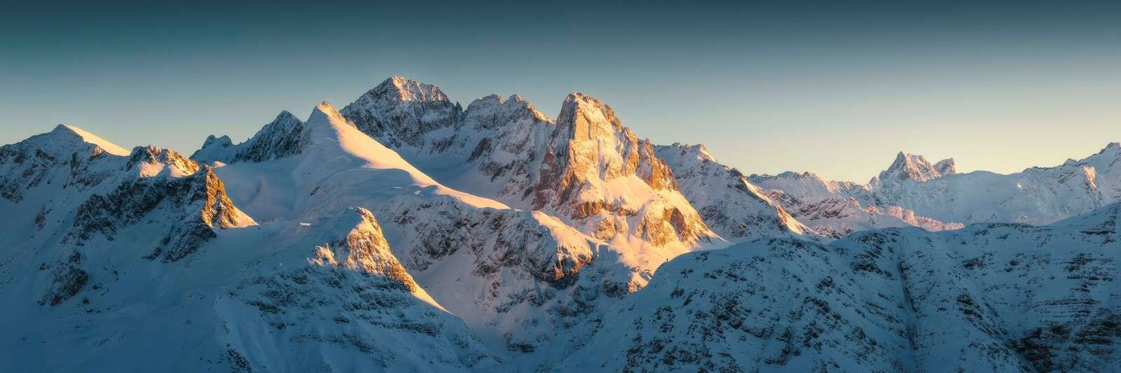 Winterzon op bergtoppen