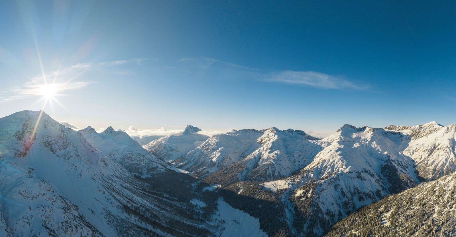 Winterzon boven bergvallei