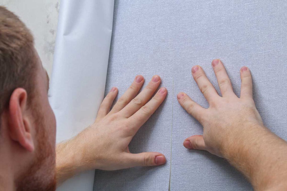 naden van behang wegwerken