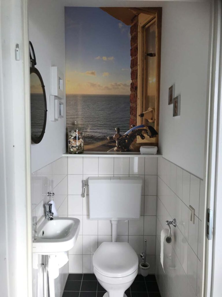 Getand Bewust stormloop Behang in het toilet? Pimp het kleinste kamertje! - Fotobehang.com